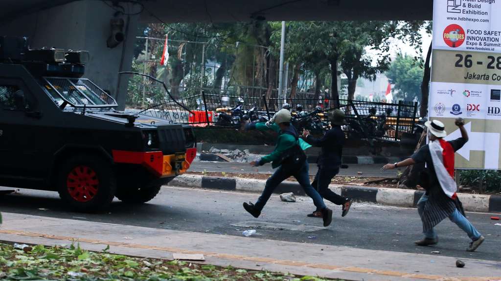 Semakin Memanas, Demo Mahasiswa Tolak RUU KUHP & UU KPK Ricuh