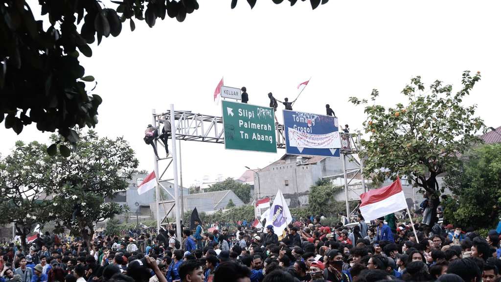 Semakin Memanas, Demo Mahasiswa Tolak RUU KUHP & UU KPK Ricuh