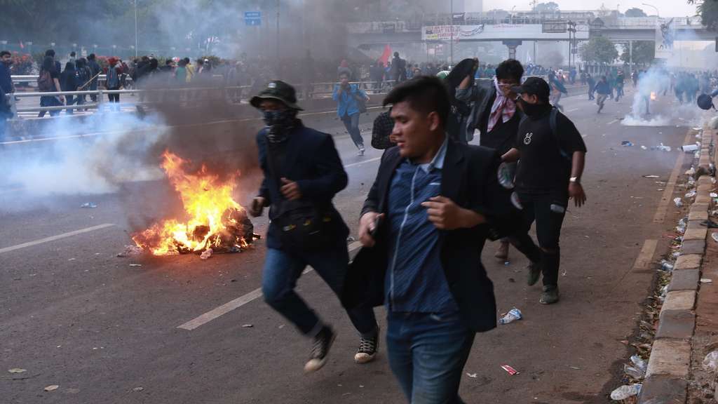 Semakin Memanas, Demo Mahasiswa Tolak RUU KUHP & UU KPK Ricuh