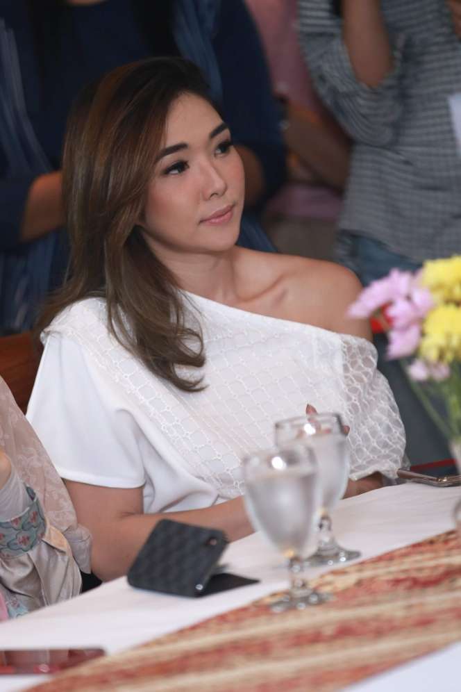 Disebut Bawa Pengaruh Buruk Aurel, Ini Klarifikasi Gisel