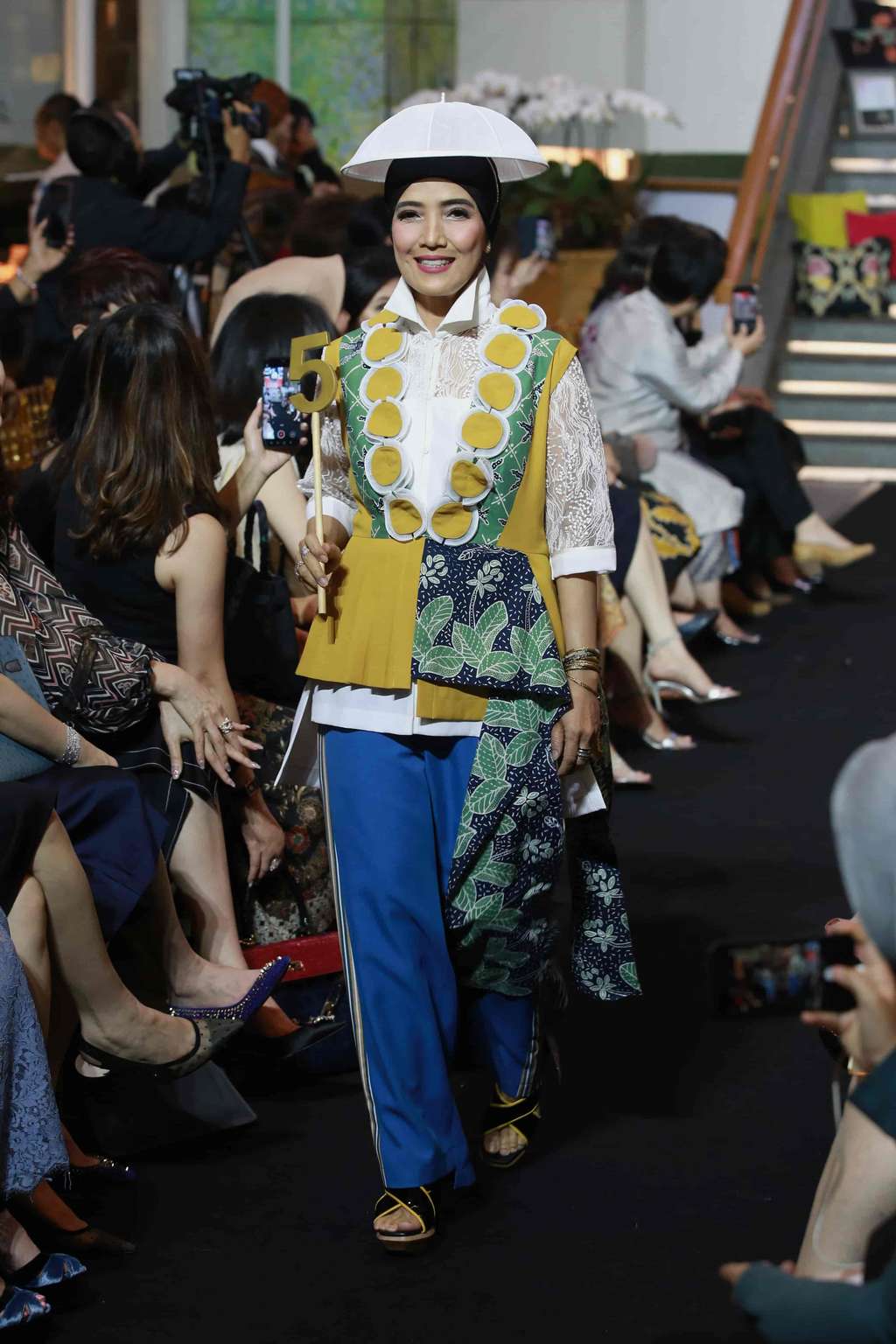 Tampil Kekinian dengan Balutan Batik Marunda