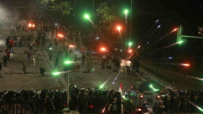 Ricuh, Demonstran Bentrok dengan Polisi di Pejompongan