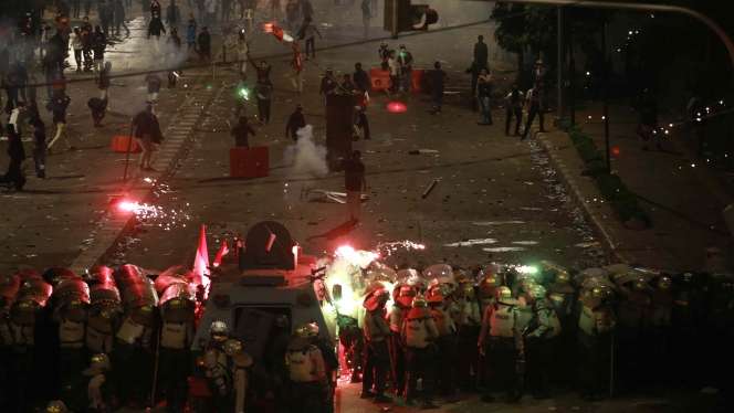 Ricuh, Demonstran Bentrok dengan Polisi di Pejompongan
