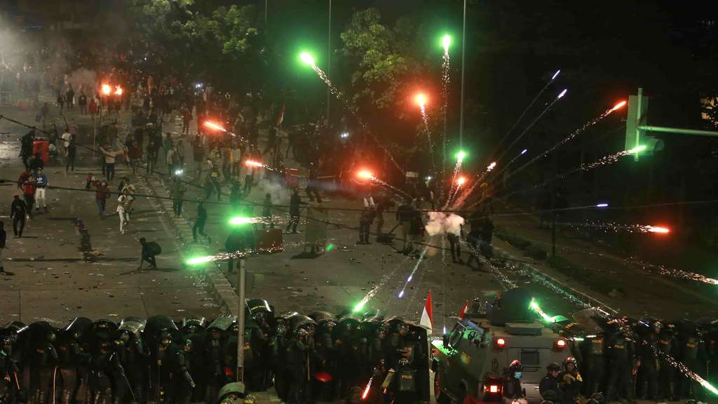 Ricuh, Demonstran Bentrok dengan Polisi di Pejompongan