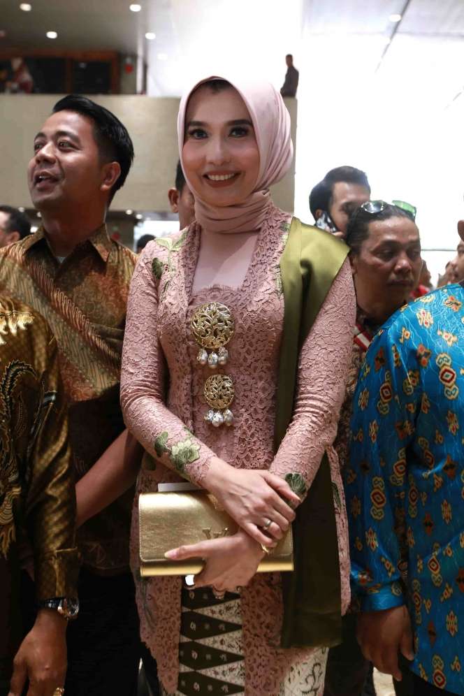 Penampilan Para Artis yang Curi Perhatian Saat Pelantikan DPR