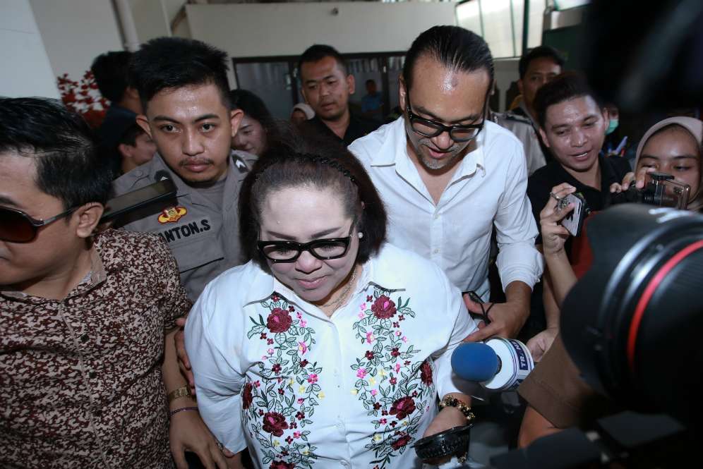 Melihat 'Ritual' Nunung Sebelum Sidang Narkoba
