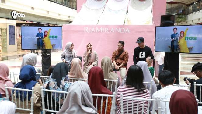 Dakwah Ria Miranda Lewat Busana Muslim Ibu dan Anak