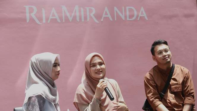 Dakwah Ria Miranda Lewat Busana Muslim Ibu dan Anak