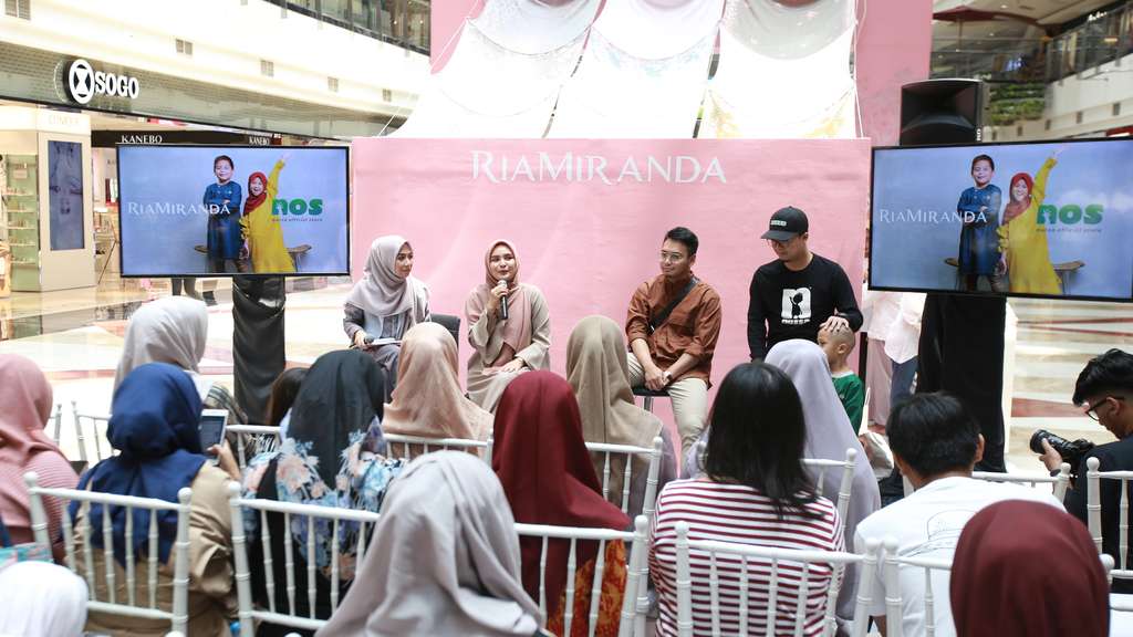 Dakwah Ria Miranda Lewat Busana Muslim Ibu dan Anak