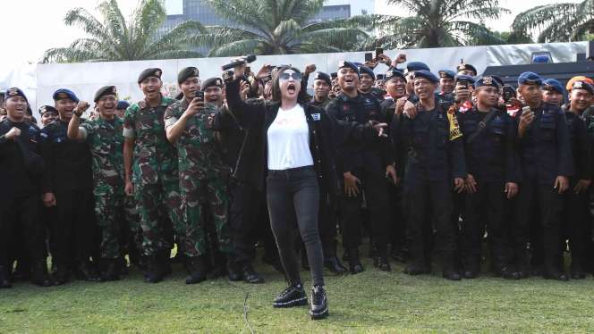 Aksi Seru Dewi Perssik Hibur TNI Polri di Gedung DPR