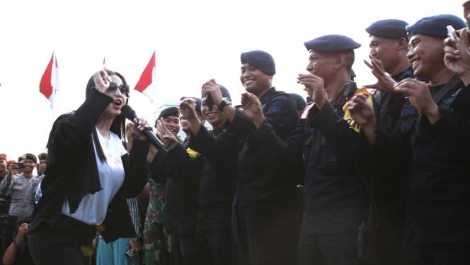 Aksi Seru Dewi Perssik Hibur TNI Polri di Gedung DPR