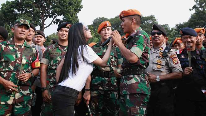Aksi Seru Dewi Perssik Hibur TNI Polri di Gedung DPR