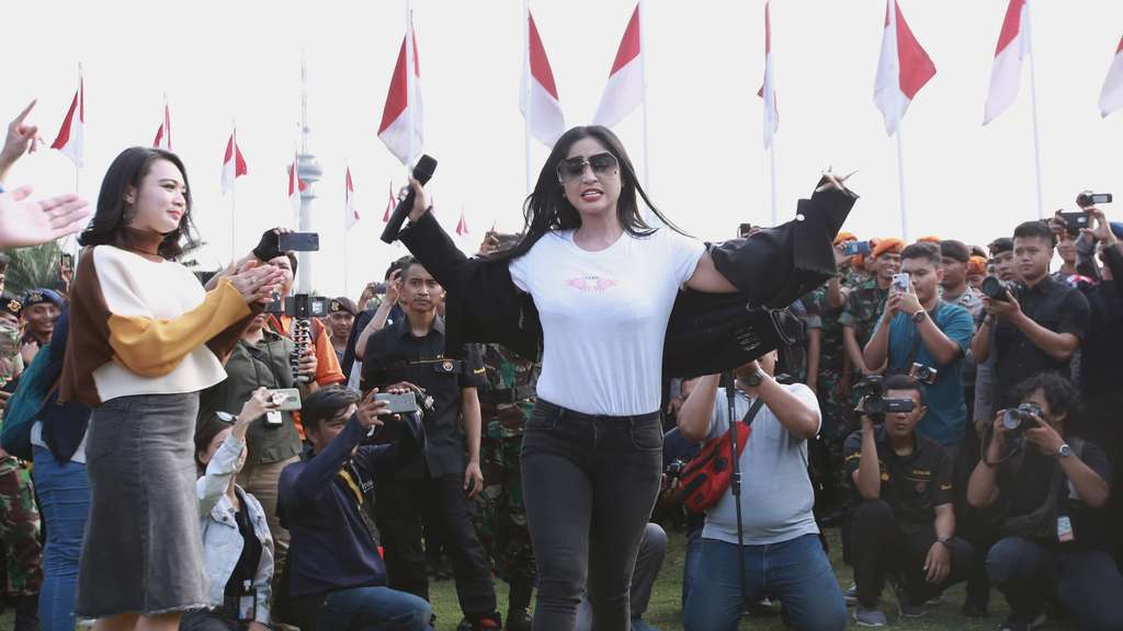 Aksi Seru Dewi Perssik Hibur TNI Polri di Gedung DPR