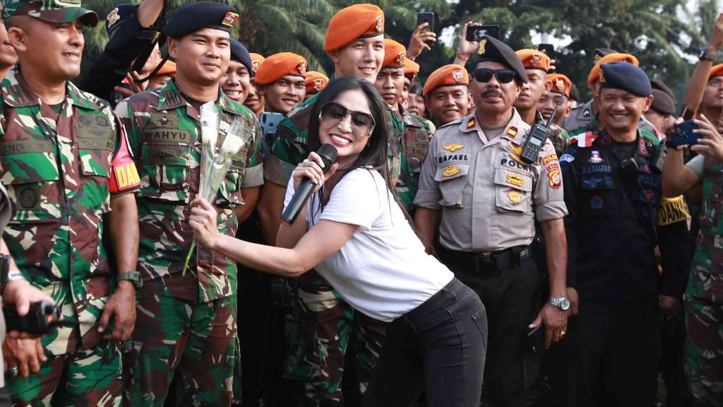 Aksi Seru Dewi Perssik Hibur TNI Polri di Gedung DPR