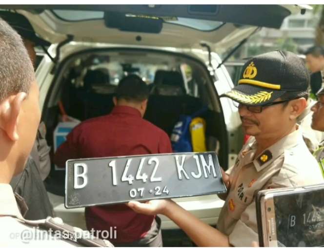 Misteri Mobil B 1 RI Berisi Parang Saat Pelatikan Jokowi