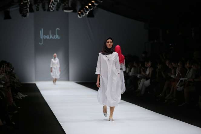 Desainer Jepang Pamerkan Hijab Minimalis di Ajang JFW 2020