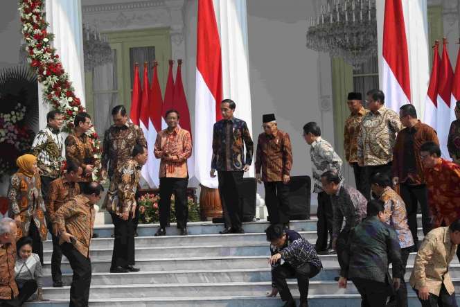 Sembari Lesehan, Jokowi Lempar Celetukan ke Para Menteri