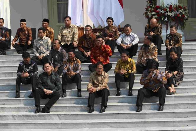 Sembari Lesehan, Jokowi Lempar Celetukan ke Para Menteri