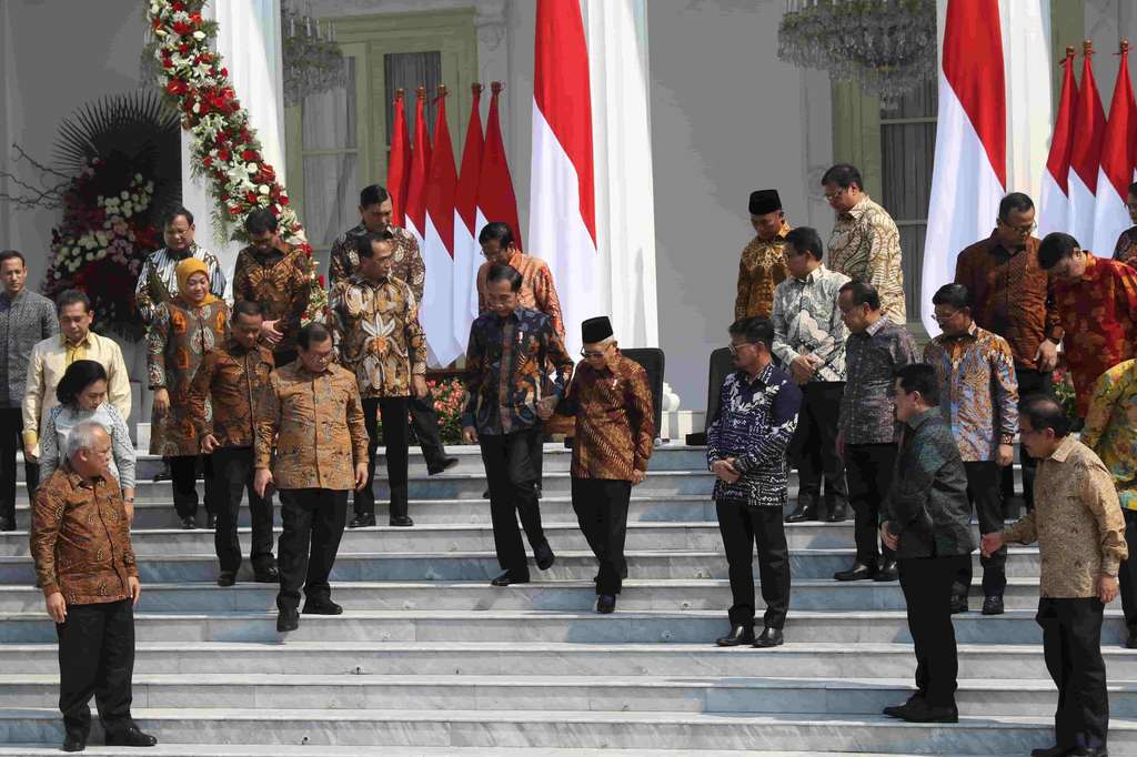 Sembari Lesehan, Jokowi Lempar Celetukan ke Para Menteri