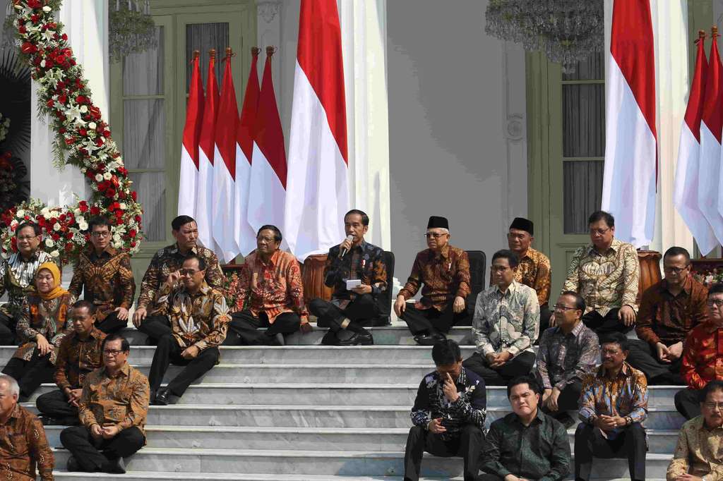 Sembari Lesehan, Jokowi Lempar Celetukan ke Para Menteri
