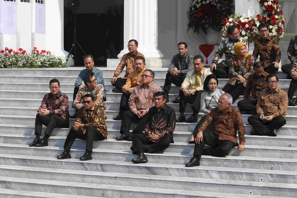Sembari Lesehan, Jokowi Lempar Celetukan ke Para Menteri