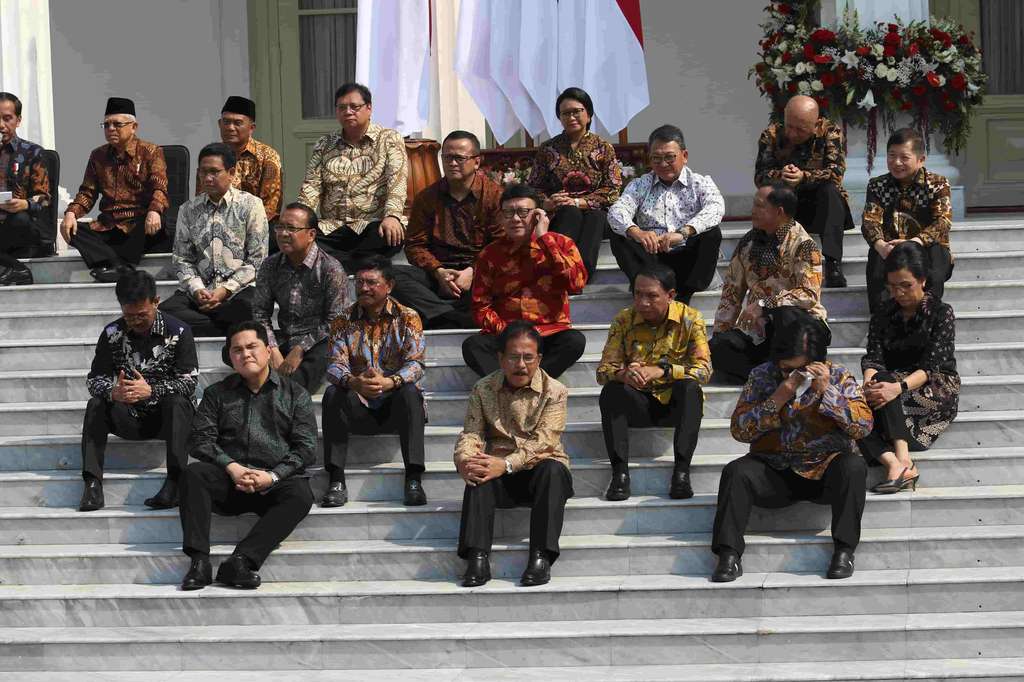 Sembari Lesehan, Jokowi Lempar Celetukan ke Para Menteri