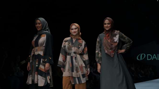 Deretan Artis Berhijab Melenggang di Jakarta Fashion Week 2020