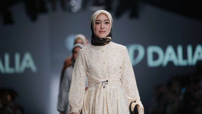 Deretan Artis Berhijab Melenggang di Jakarta Fashion Week 2020