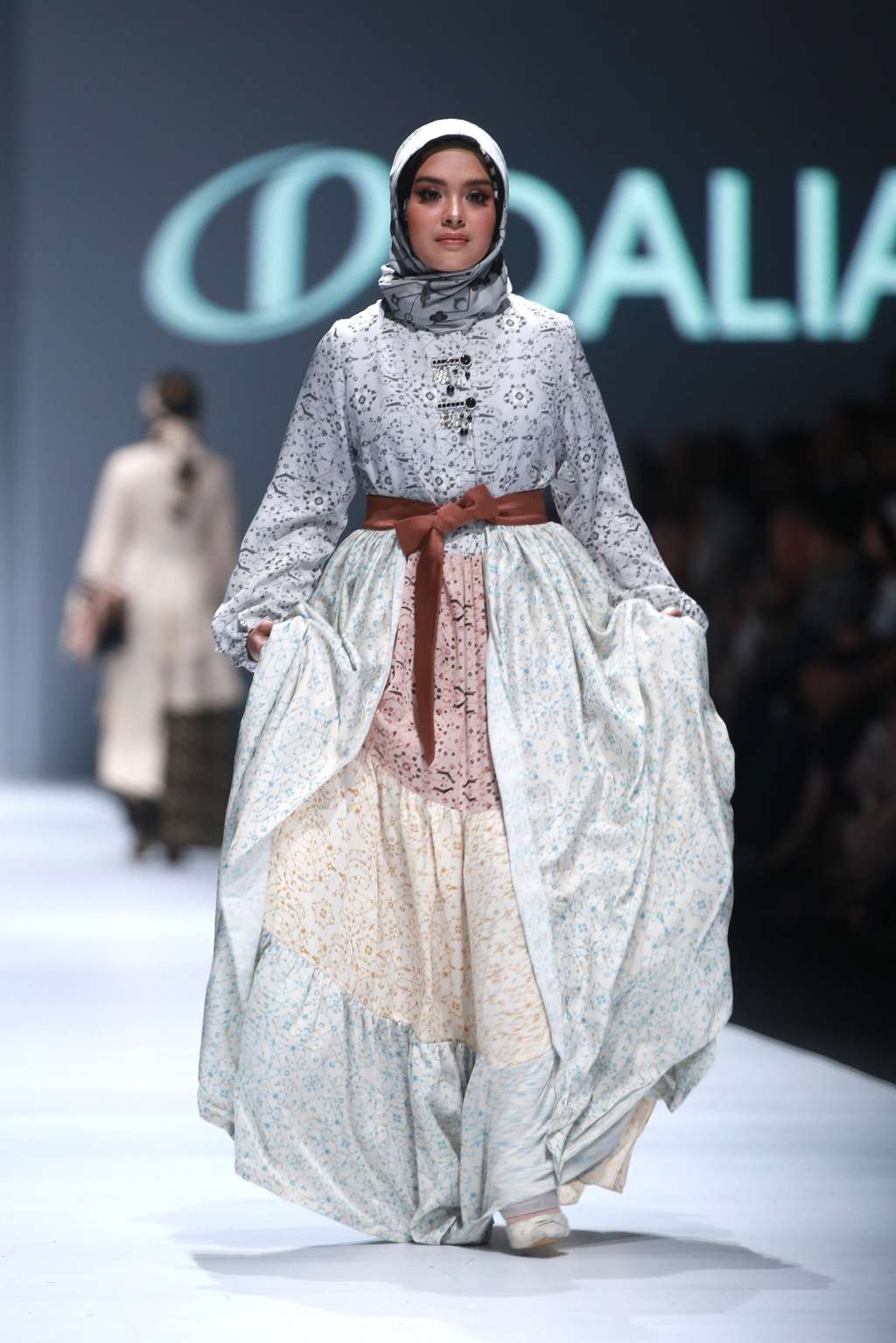 Deretan Artis Berhijab Melenggang di Jakarta Fashion Week 2020