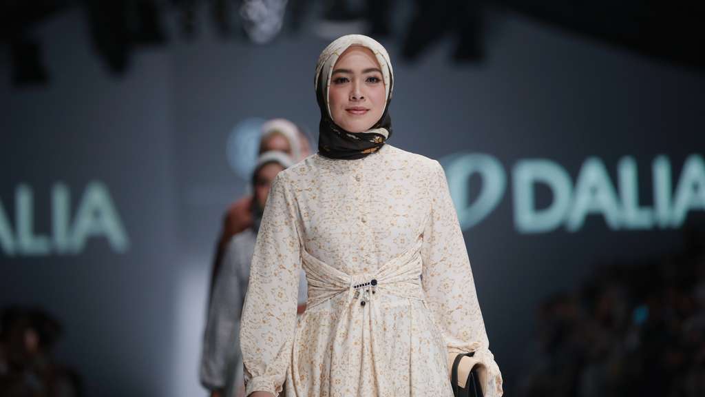 Deretan Artis Berhijab Melenggang di Jakarta Fashion Week 2020