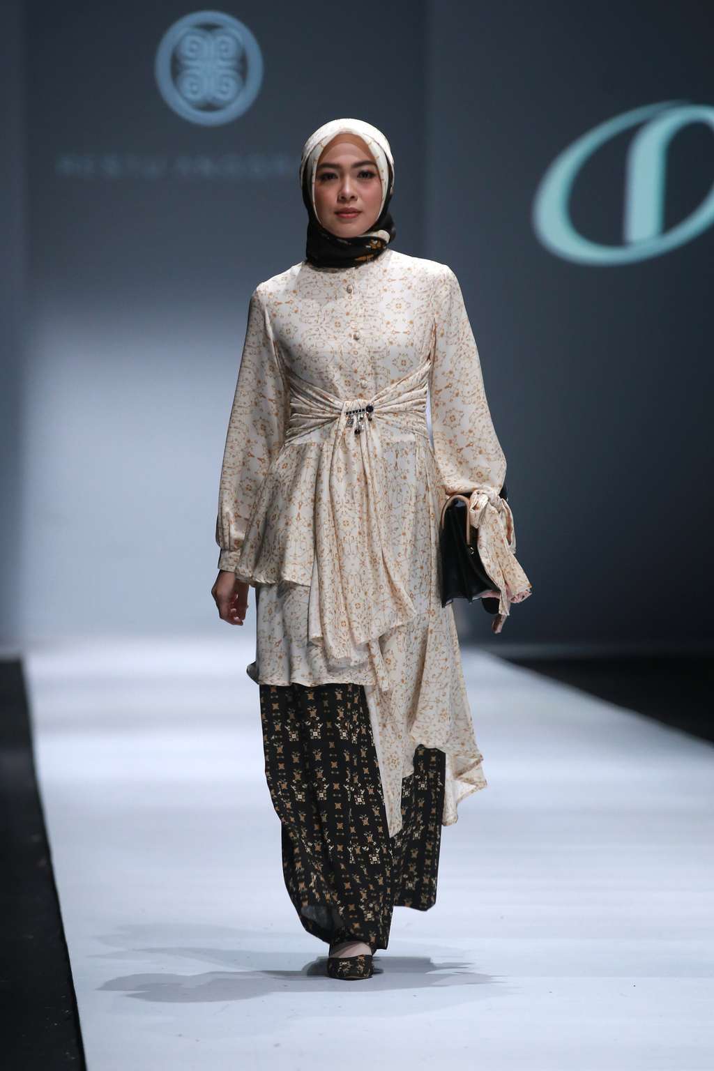 Deretan Artis Berhijab Melenggang di Jakarta Fashion Week 2020