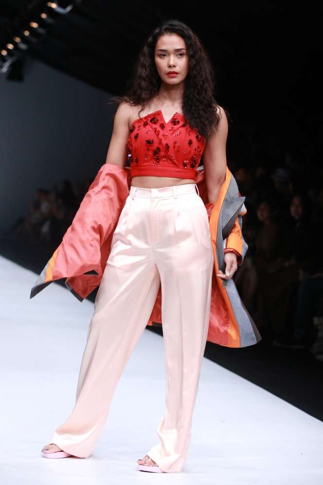 Pesona Artis Melenggang di Catwalk JFW 2020