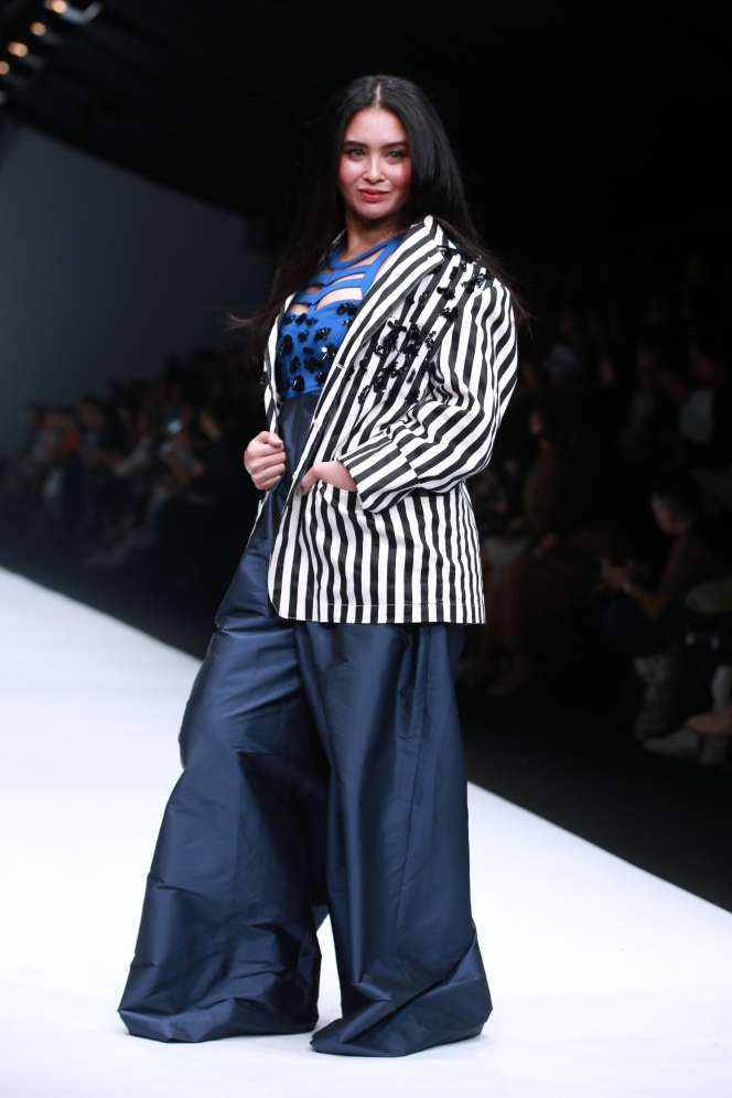 Pesona Artis Melenggang di Catwalk JFW 2020