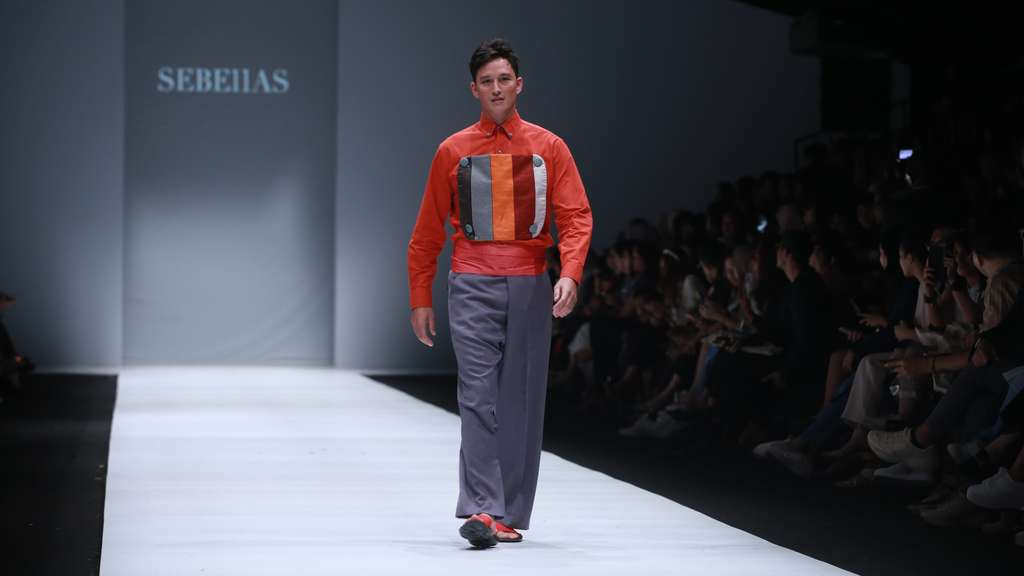 Pesona Artis Melenggang di Catwalk JFW 2020