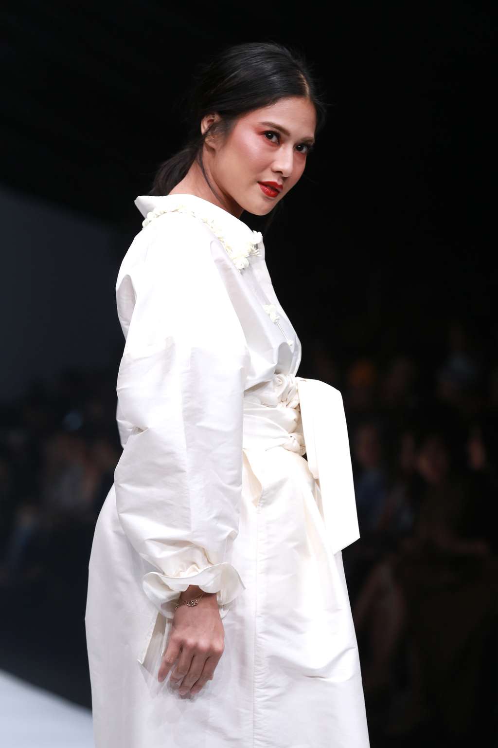 Pesona Artis Melenggang di Catwalk JFW 2020