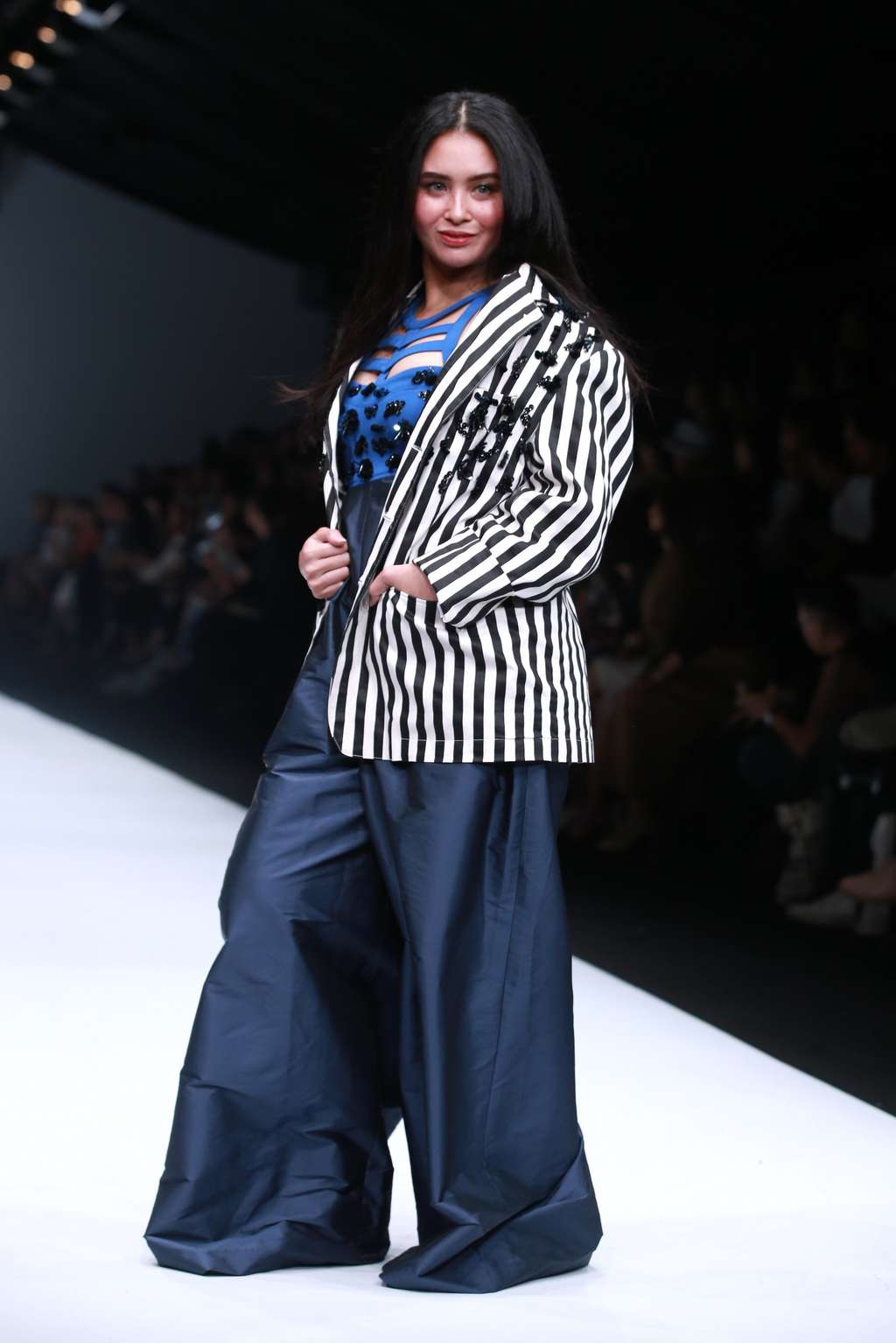 Pesona Artis Melenggang di Catwalk JFW 2020
