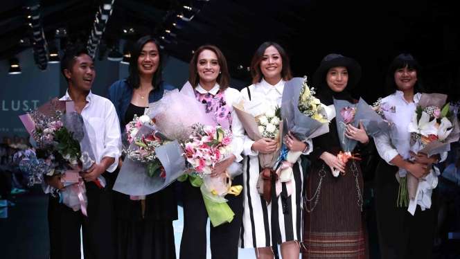Kerennya Kreasi Busana Daur Ulang di Jakarta Fashion Week