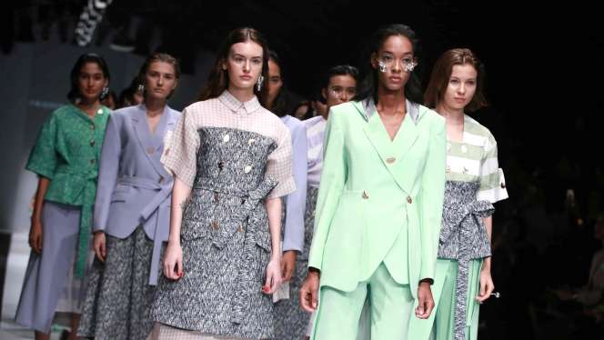 Kerennya Kreasi Busana Daur Ulang di Jakarta Fashion Week