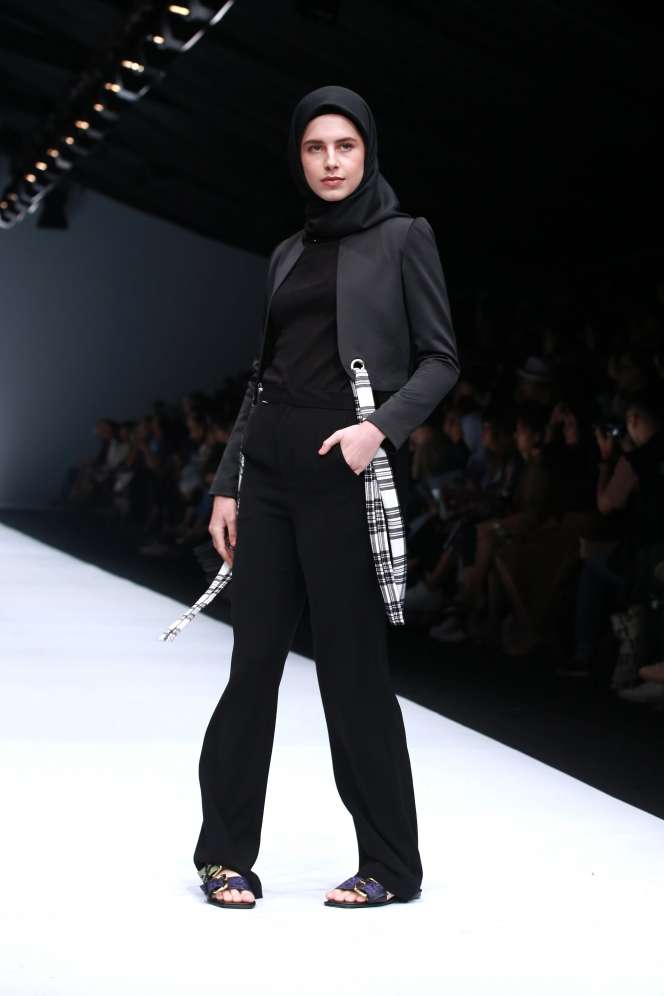 Kerennya Kreasi Busana Daur Ulang di Jakarta Fashion Week