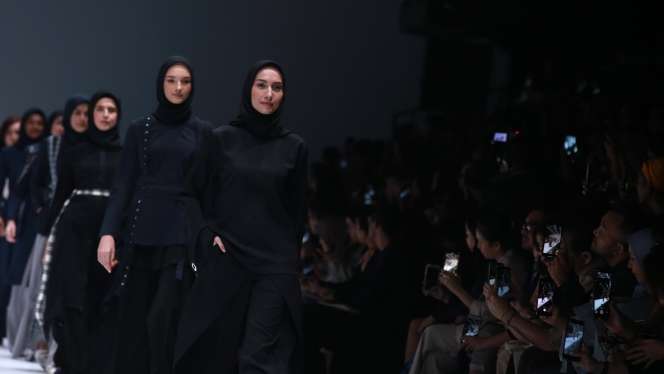 Kerennya Kreasi Busana Daur Ulang di Jakarta Fashion Week