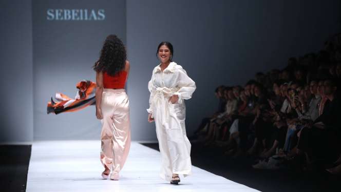 Kerennya Kreasi Busana Daur Ulang di Jakarta Fashion Week