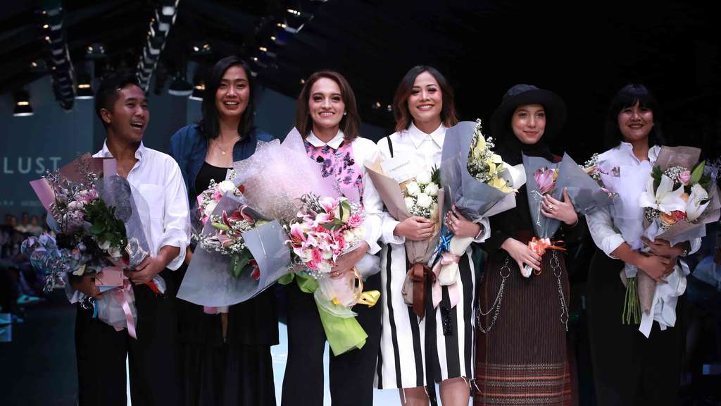 Kerennya Kreasi Busana Daur Ulang di Jakarta Fashion Week