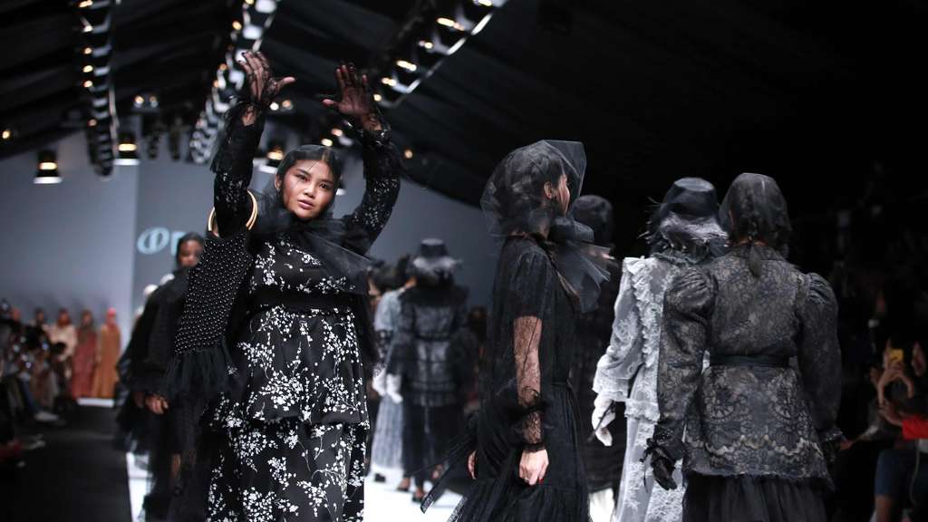 Kerennya Kreasi Busana Daur Ulang di Jakarta Fashion Week