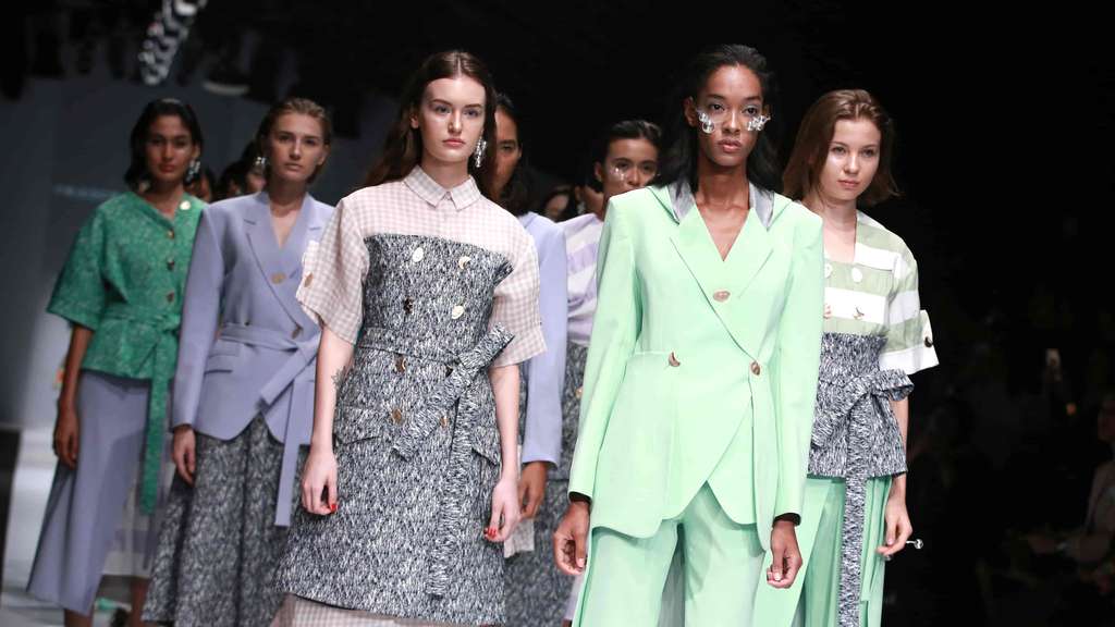 Kerennya Kreasi Busana Daur Ulang di Jakarta Fashion Week