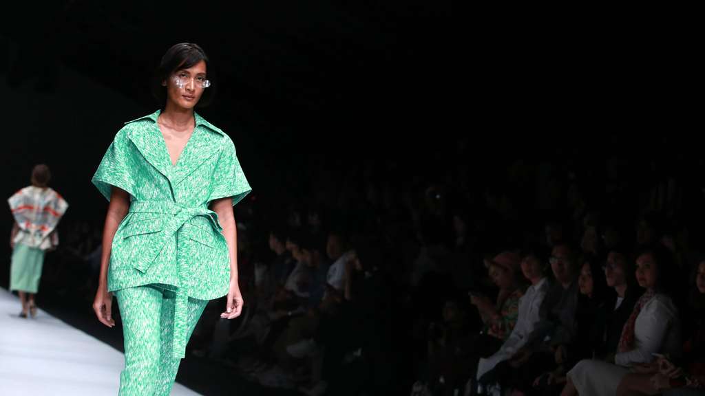 Kerennya Kreasi Busana Daur Ulang di Jakarta Fashion Week