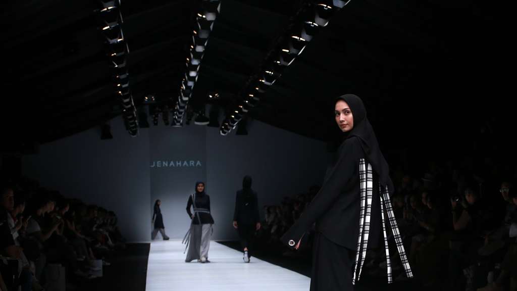 Kerennya Kreasi Busana Daur Ulang di Jakarta Fashion Week
