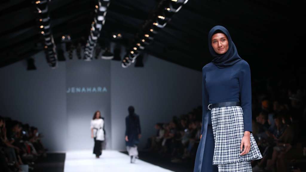 Kerennya Kreasi Busana Daur Ulang di Jakarta Fashion Week