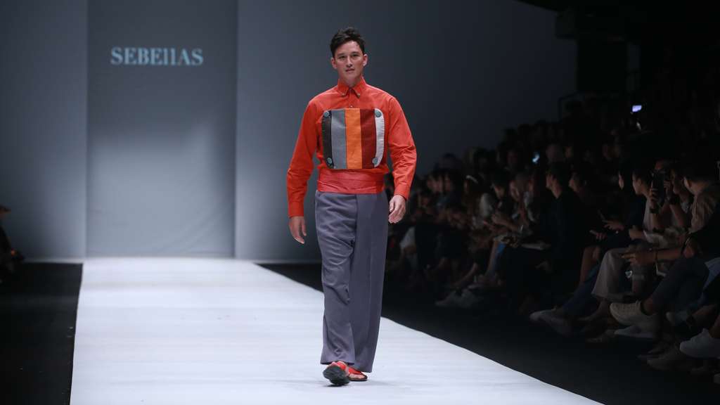 Kerennya Kreasi Busana Daur Ulang di Jakarta Fashion Week