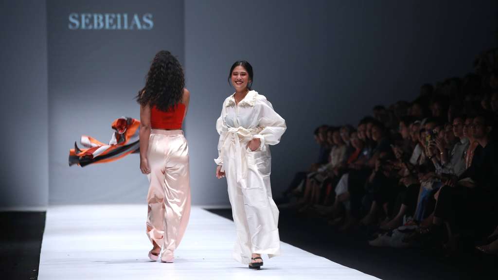 Kerennya Kreasi Busana Daur Ulang di Jakarta Fashion Week