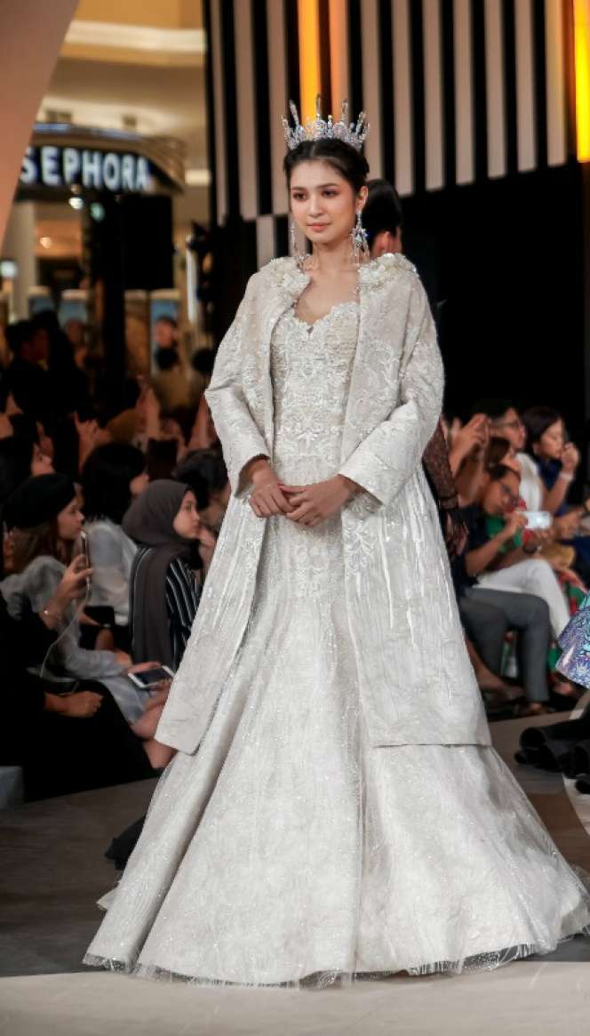 Pesona Mikha Tambayong Tampil Bak Ratu di Runway JFW 2020